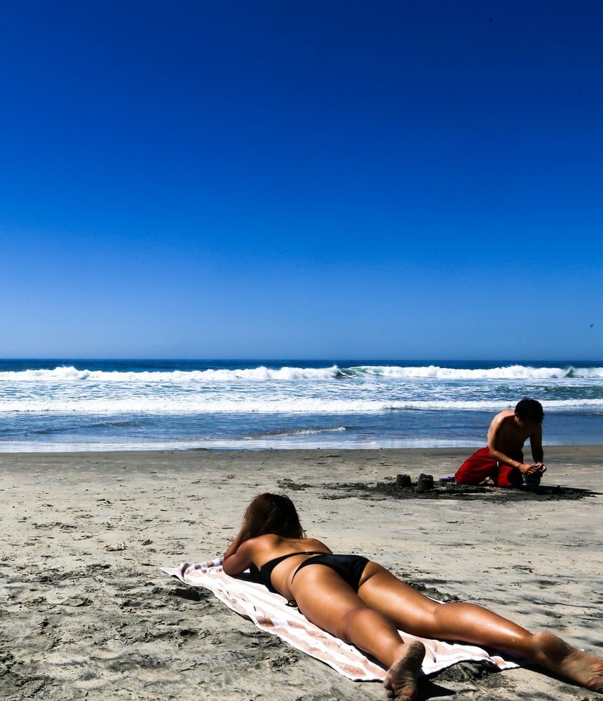 Грешница читает книгу на нудистском пляже