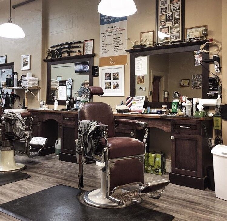 Авито барбер. Menspire Barbershop. Рабочее место Барбера. Барбершоп Англия. Барбершоп внутри.