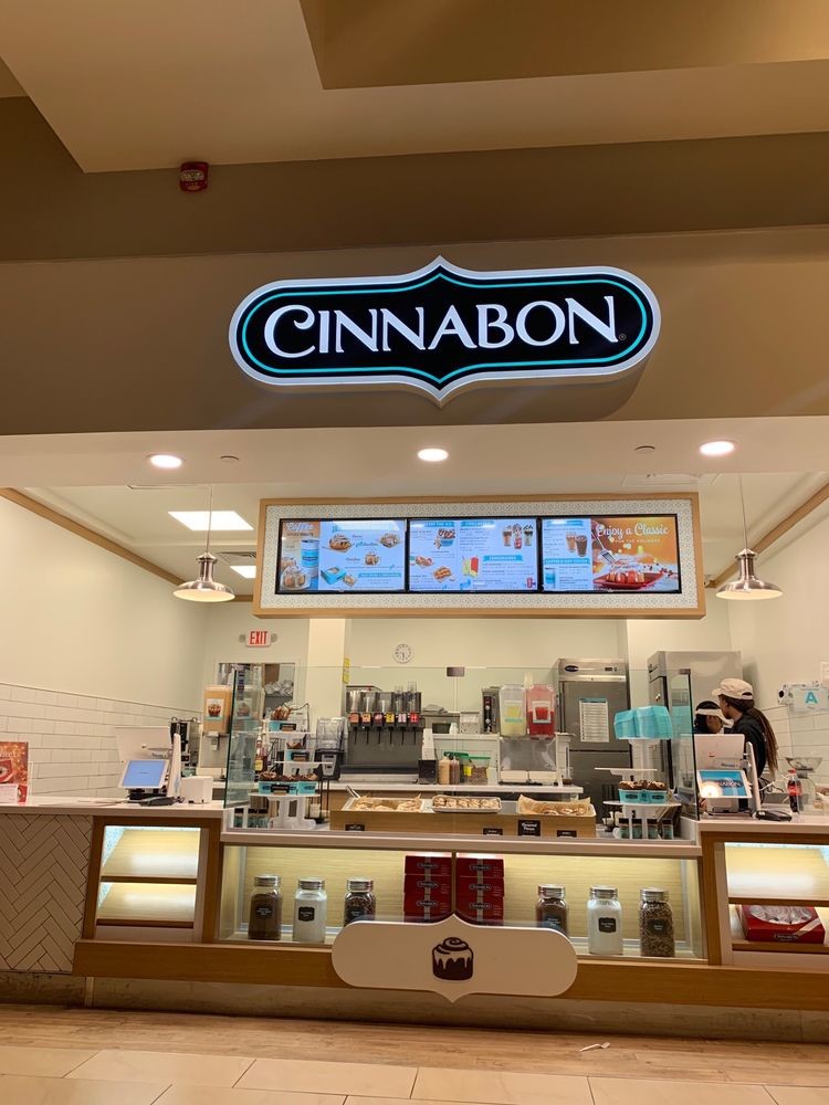 Синнабон магазин. Тверская 19а Cinnabon. Синнабон Воронеж. Кафе Синнабон Воронеж. Синнабон прилавок.