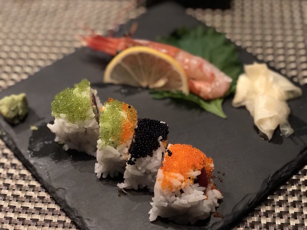 Hill sushi. Красивая подача роллов. Подача роллов в ресторане. Красивая подача роллов в ресторане. Суши из рыбы.