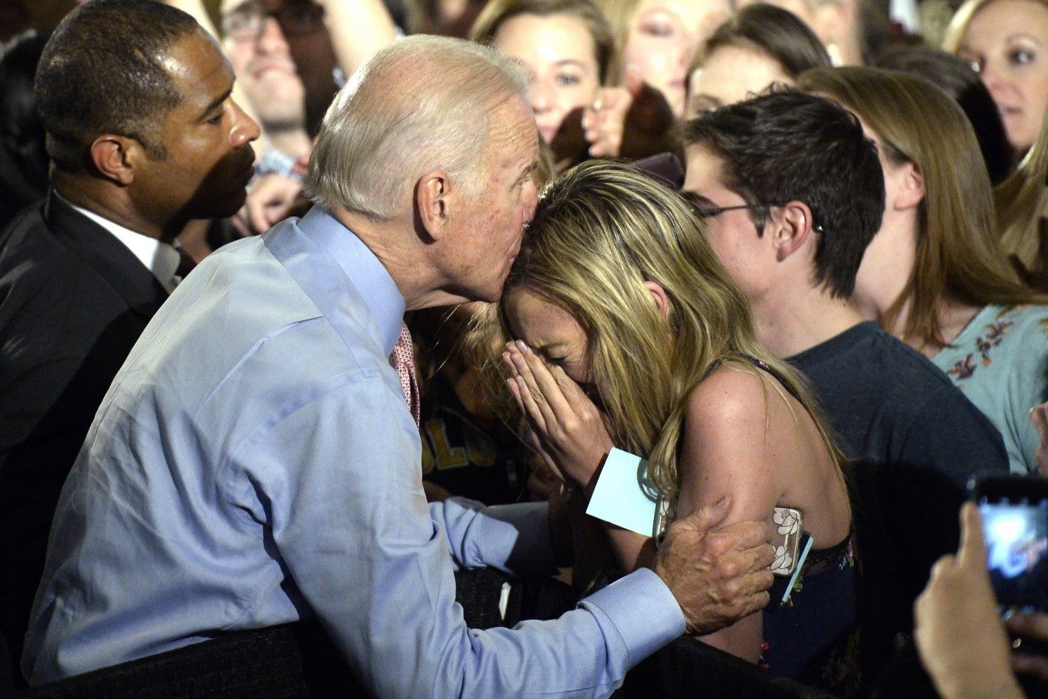 Извращенец трогает. Джо Байден целует. Джо Байден и Обама поцелуй. Джо Байден нюхает женские.