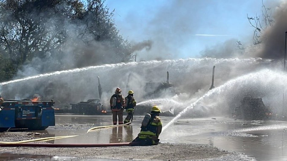 Burning tractor-trailers fill Tampa sky with smoke - Parkbench