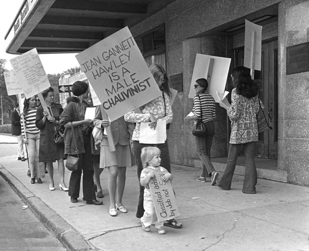 historical-photos-of-the-1970s-protests-highways-and-pantsuits