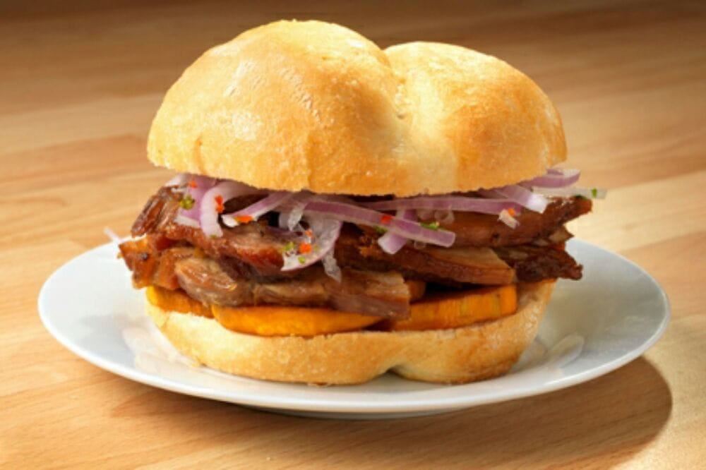 Pan con. Chicharron. Асадо бургер. Chicharron Pan casero. Sandwich de 120 pun.