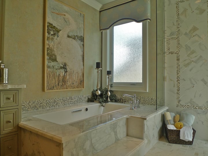Обрамление плитки. Мозаика из натурального камня для ванной комнаты. Ванная отделка камнем. Плитка из натурального камня для ванной комнаты. Обрамление ванной искусственным камнем.